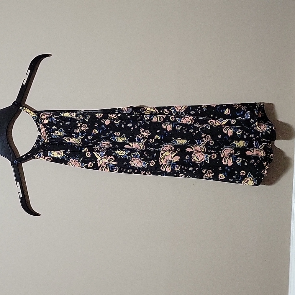 FIRST LOVE sleeveless floral top with keyhole back